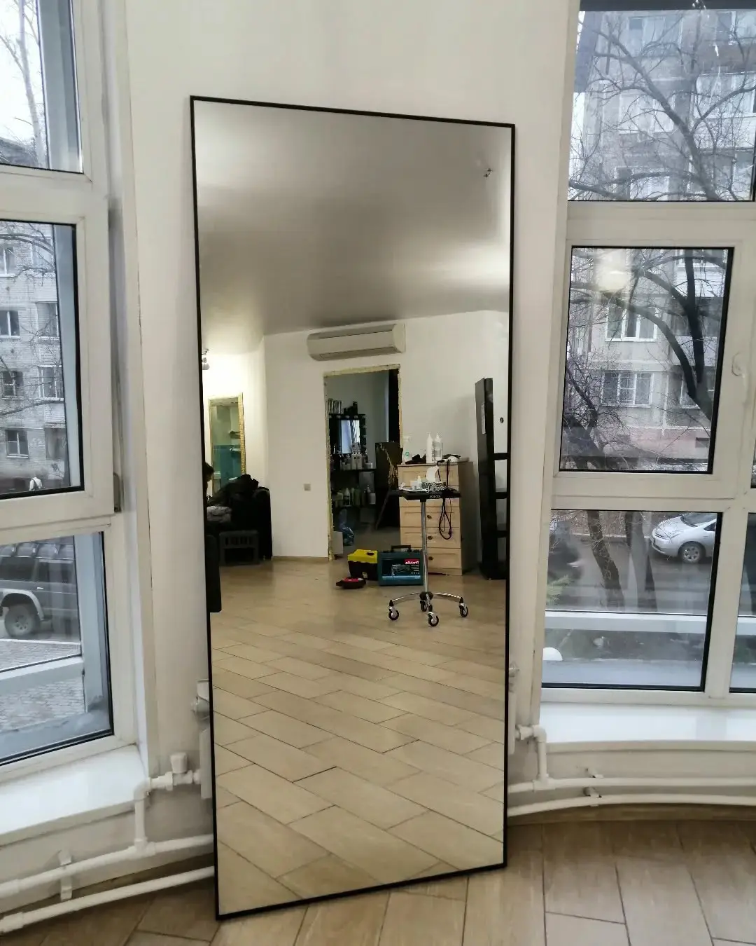 Зеркало в алюминиевой рамке в интерьере
